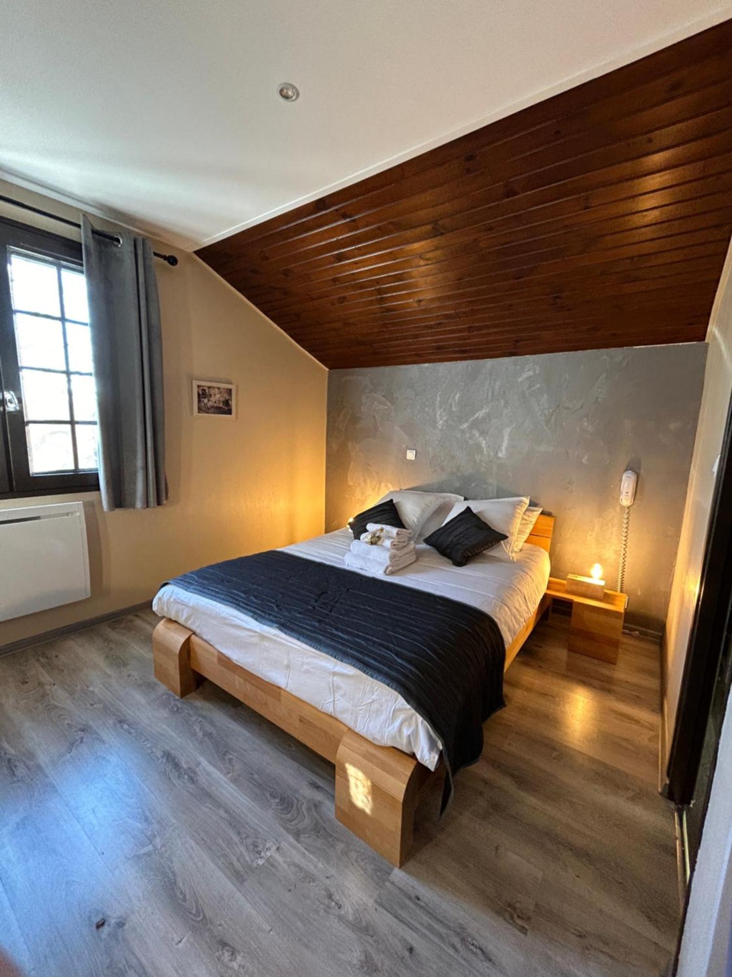 Logis Le Relais De La Voie Sacree Hotel Issoncourt Bagian luar foto