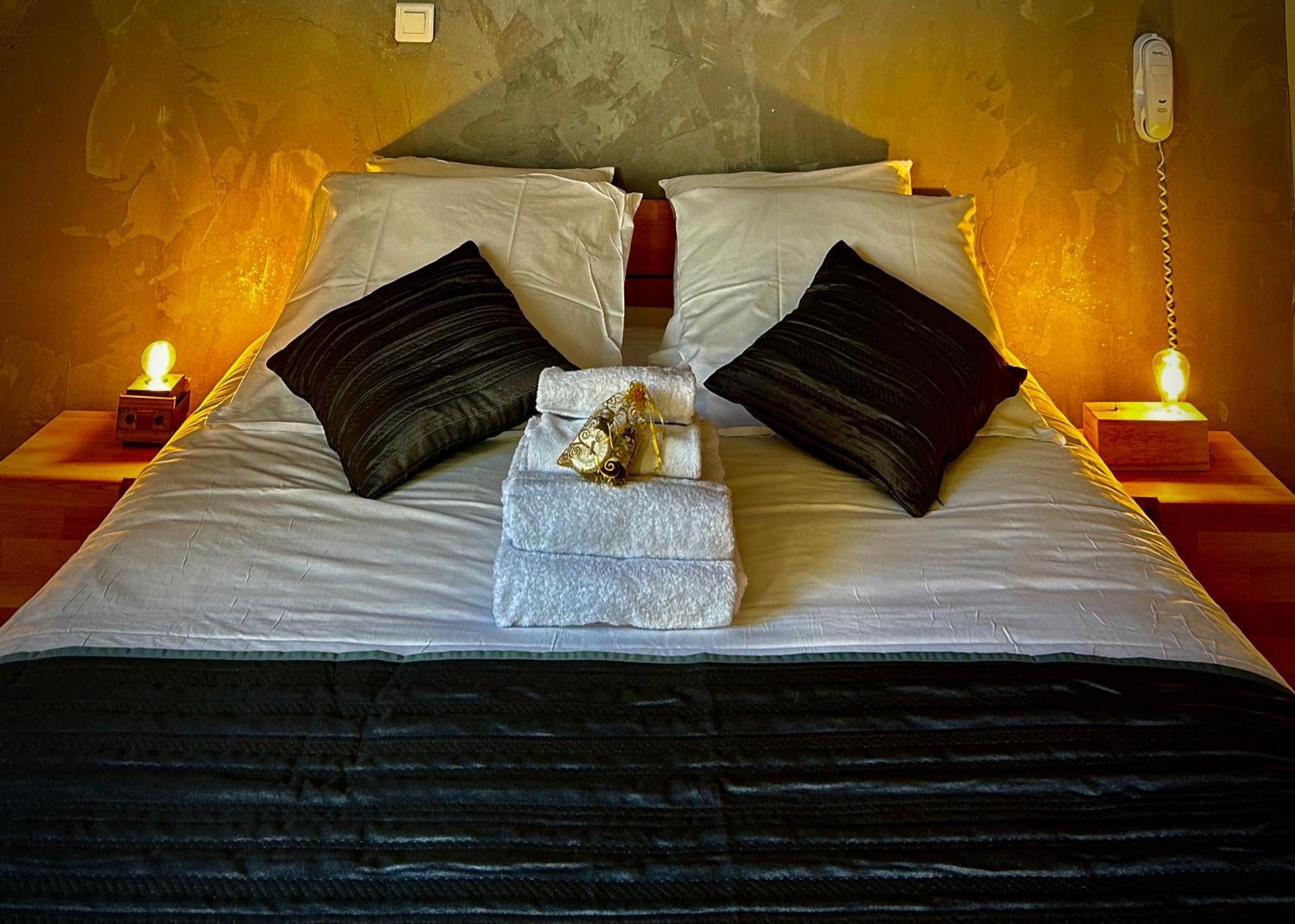 Logis Le Relais De La Voie Sacree Hotel Issoncourt Bagian luar foto