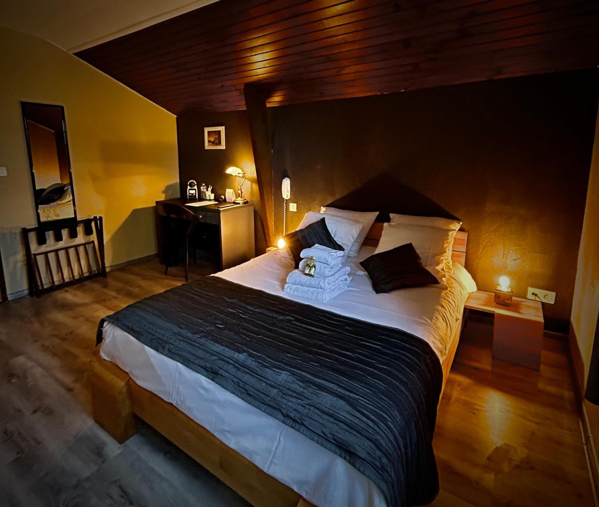 Logis Le Relais De La Voie Sacree Hotel Issoncourt Bagian luar foto