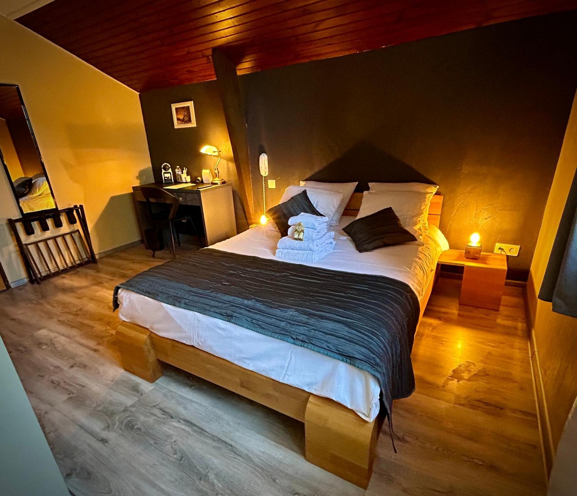 Logis Le Relais De La Voie Sacree Hotel Issoncourt Bagian luar foto